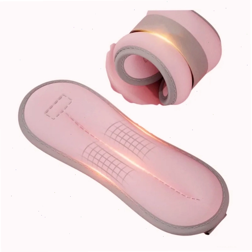 Cô gái tập luyện tại nhà để giảm mỡ cơ thể với dụng cụ chuyên dụng