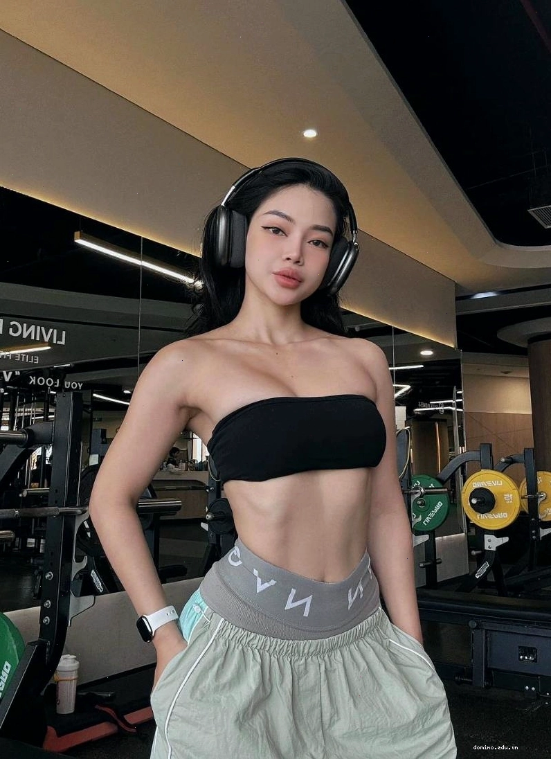 Cô gái thực hiện bài tập Burpees đầy năng lượng
