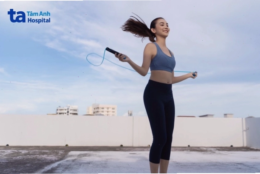 Cô gái trẻ đang nhảy dây với nụ cười rạng rỡ