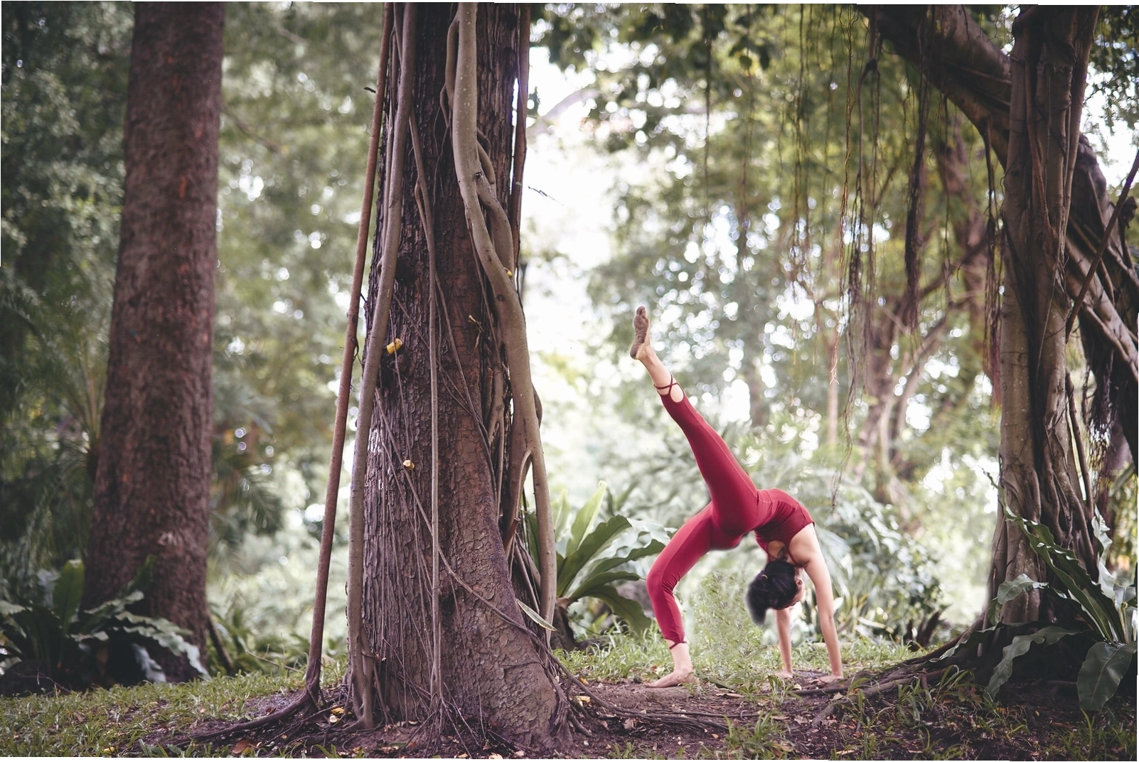 Cô gái trẻ tập yoga trên bãi biển