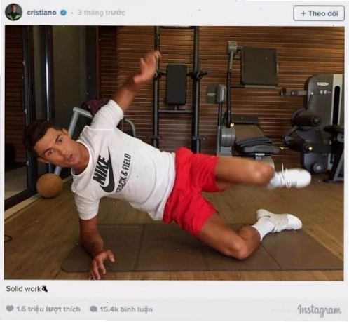 Cristiano Ronaldo thực hiện bài tập đứng tấn với đai co giãn