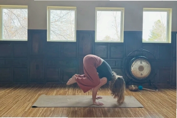 Crow Pose Balasana trong Vin Yoga