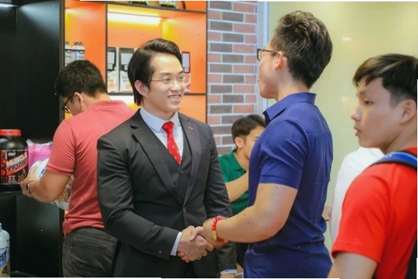 Đám đông tụ tập trước cơ sở tập gym của Duy Nguyễn