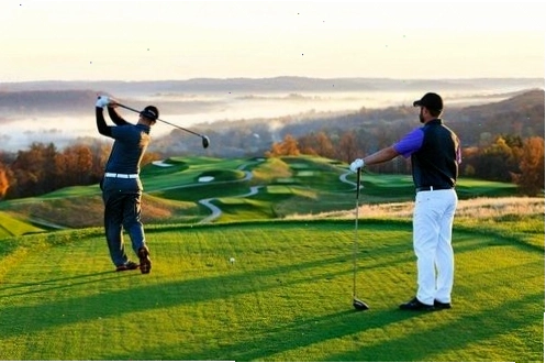 Đánh golf là bộ môn thể thao phù hợp để rèn luyện sức khỏe và thư giãn
