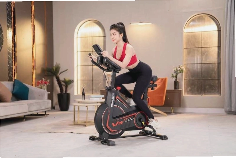 Đạp xe trong nhà là lựa chọn thay thế tiện lợi cho bài tập cardio buổi sáng