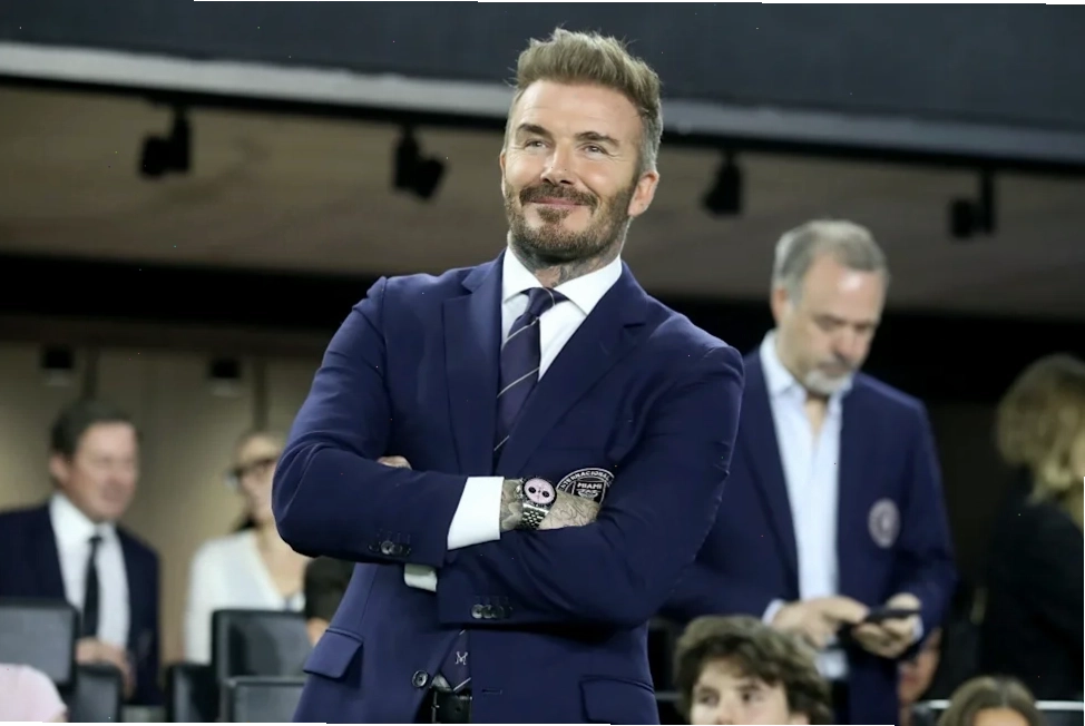 David Beckham thực hiện bài tập đẩy tạ đòn tại phòng gym