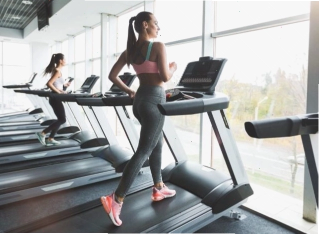 Đi bộ chùng chân kết hợp xoay người giảm mỡ bụng