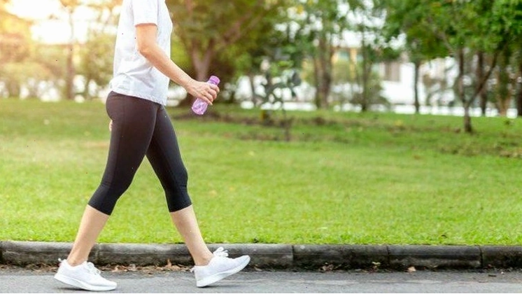 Đi bộ kết hợp lực co dãn của dải chun lên chân giúp giảm mỡ hông