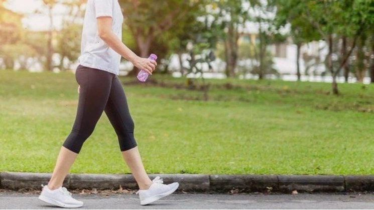 Di chuyển nhiều hơn trong ngày là một trong các cách để bạn vận động nhiều hơn trong ngày
