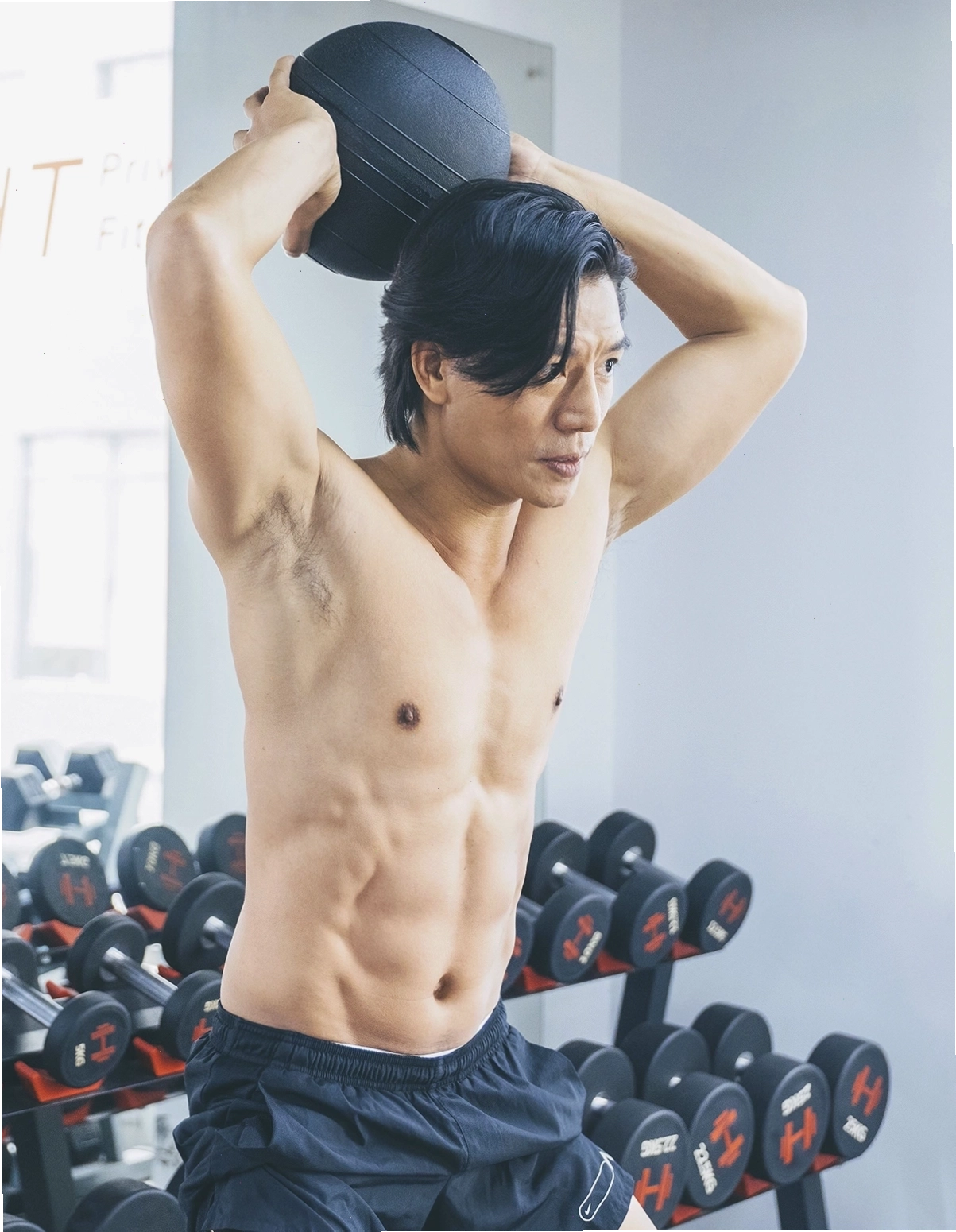 Diễn viên Hiếu Nguyễn khoe body 6 múi săn chắc
