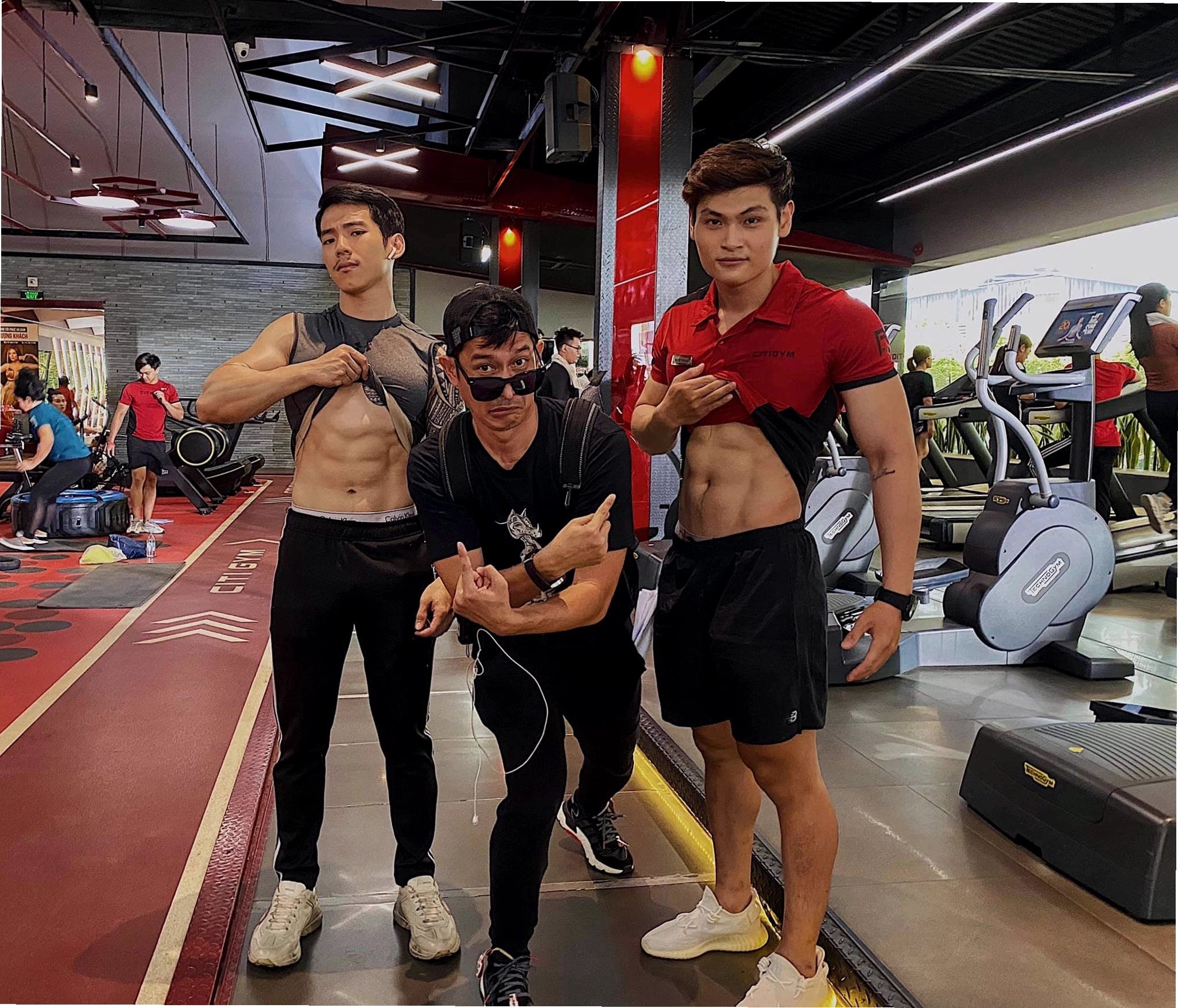 Diễn viên Huy Khánh bật mí bí quyết tập gym có body 6 múi