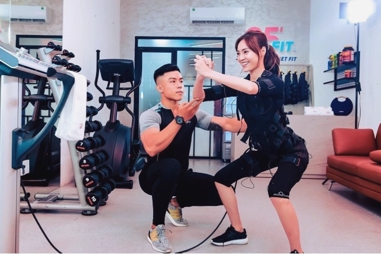 Diễn viên Ninh Dương Lan Ngọc tập luyện tại 25 FIT