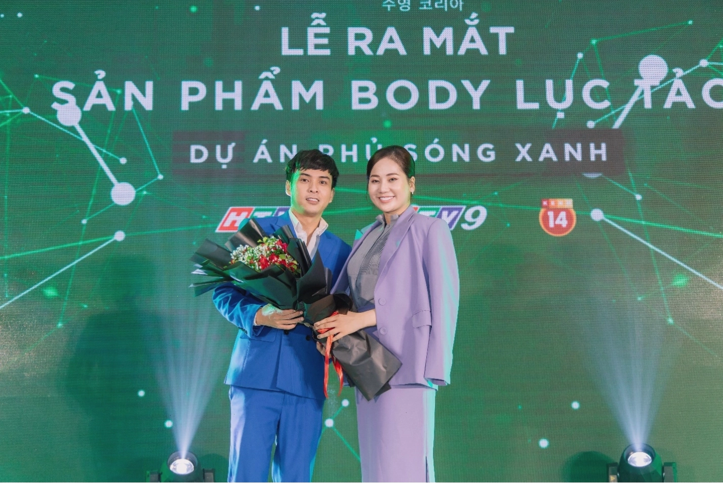 Diễn viên Tường Vi và CEO Nguyễn Thị Kim Ngân tại sự kiện ra mắt