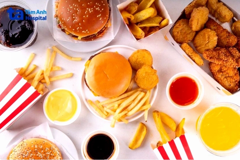 Đồ ăn nhanh thường chứa nhiều calo và chất béo không tốt làm tăng cân nặng