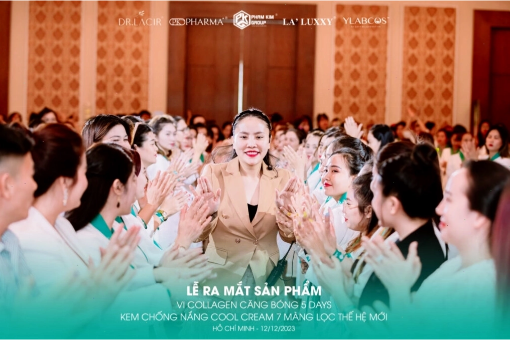 Đội ngũ nhân viên Tập đoàn Phạm Kim Group đang làm việc