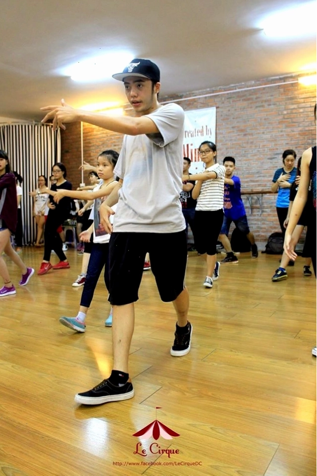 Động tác 3 Shuffle Dance: Đá chân và xoay người