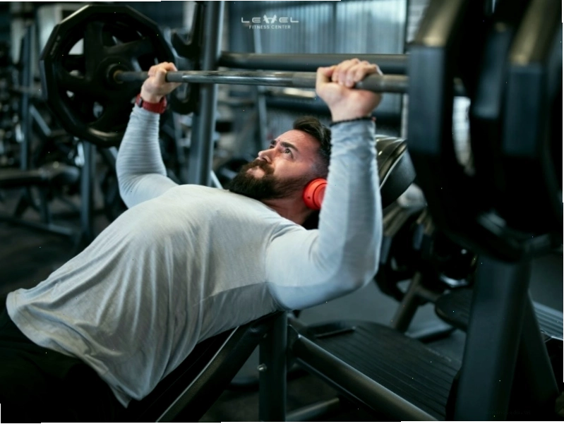 Động tác Bench Press tác động sâu vào vùng cơ ngực và tay sau