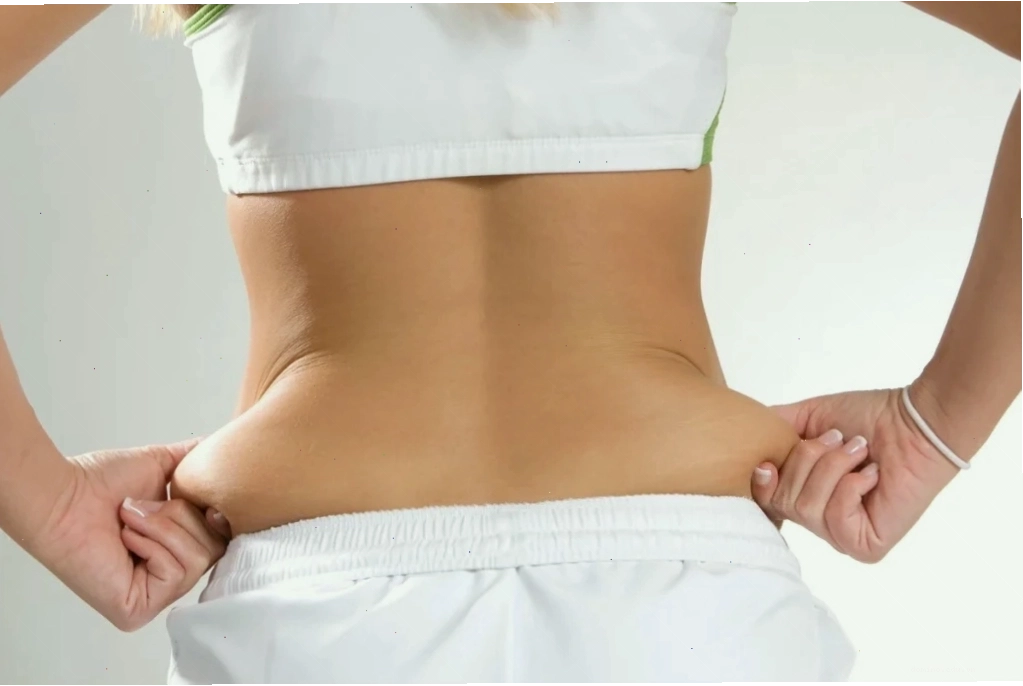 Động tác gập gối cúi chào cải thiện khả năng giữ thăng bằng