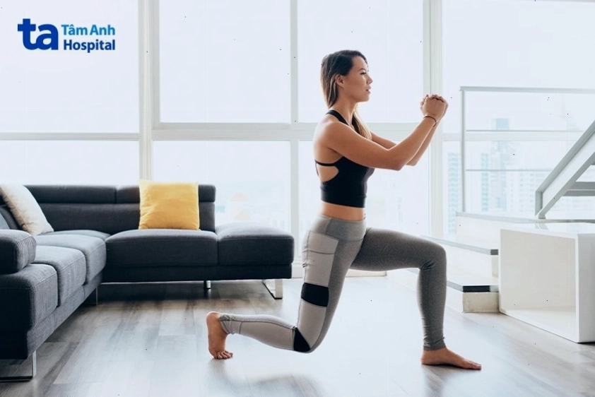 Động tác lunge tác động hiệu quả đến mông đùi và bụng