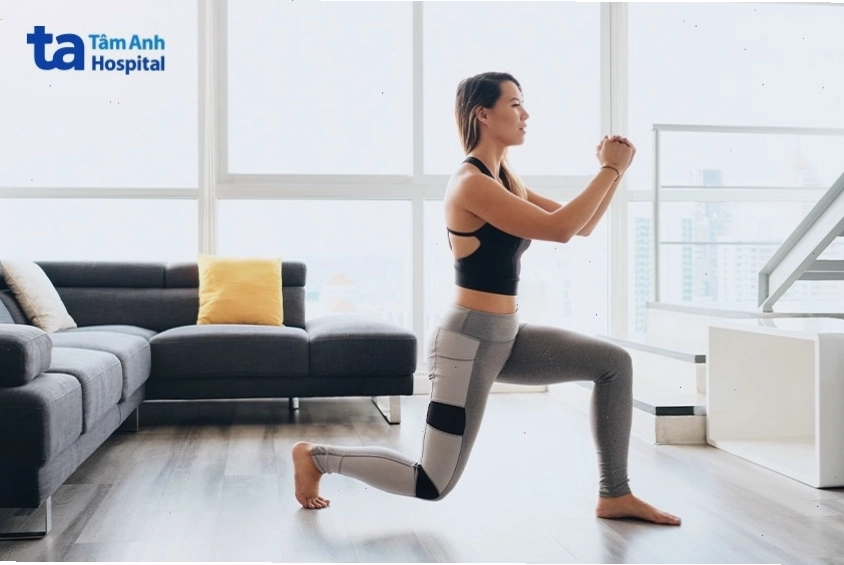 Động tác lunge tác động vào cơ mông, đùi và bụng