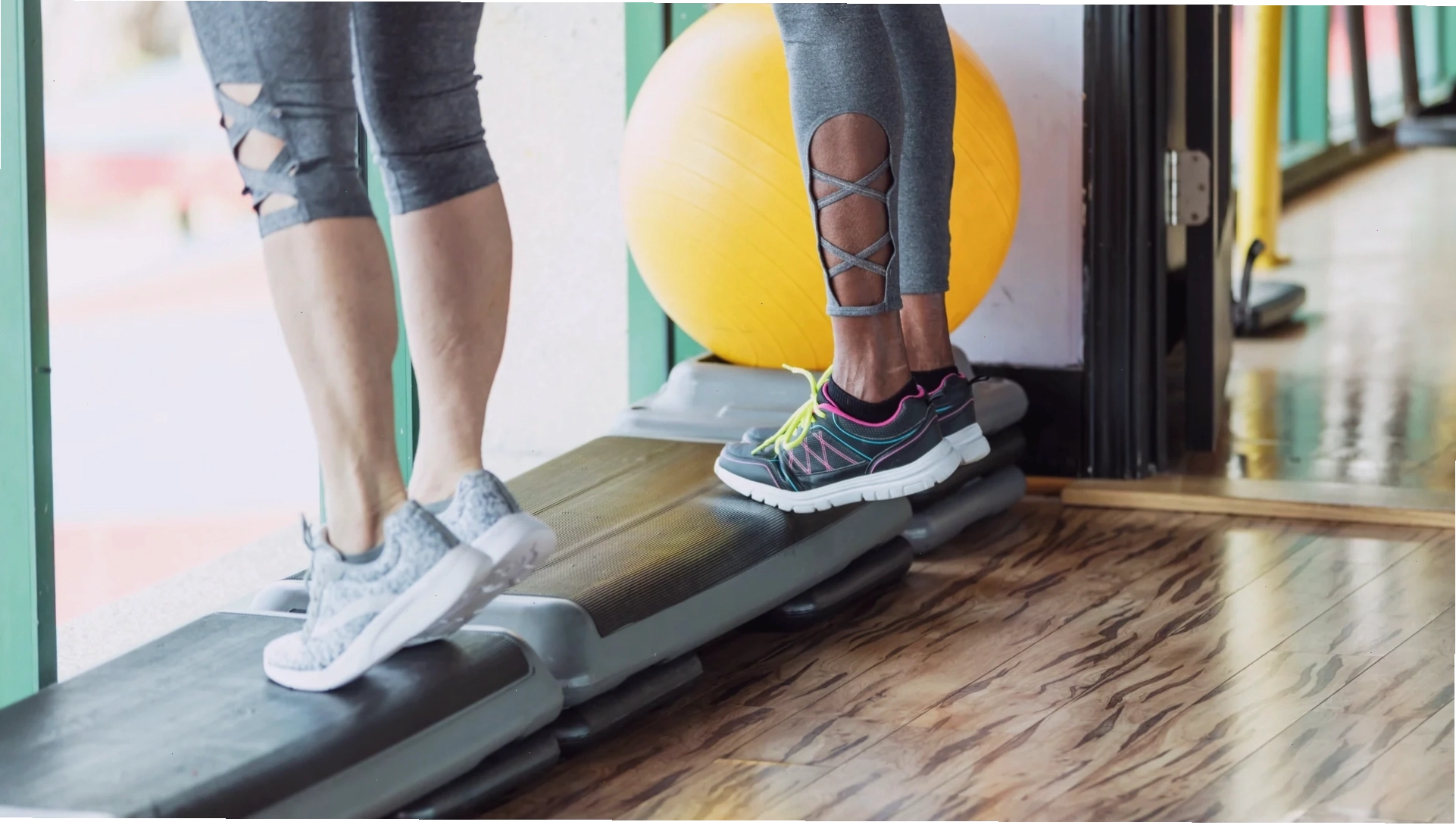 Động tác nhón gót chân (Heel raises) để tập cơ bắp chân