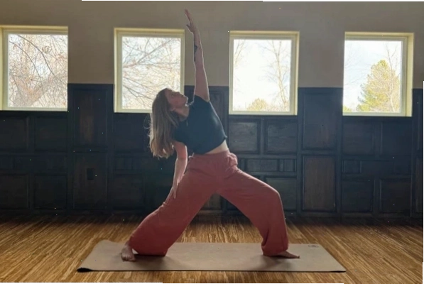Động tác Reverse Warrior trong thực hành Vin Yoga