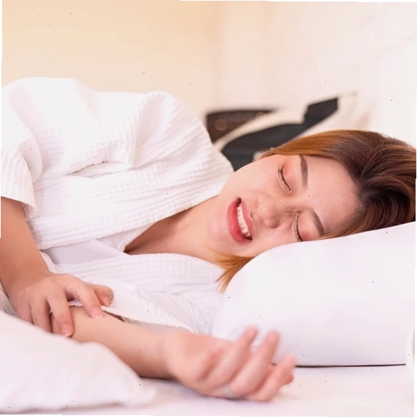 Động tác thổi phồng má cải thiện mặt lệch