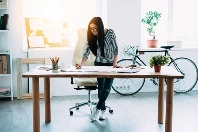 Đứng 1 Tiếng Giảm Bao Nhiêu Calo? Phân Tích Chi Tiết Lợi Ích Đốt Cháy Năng Lượng