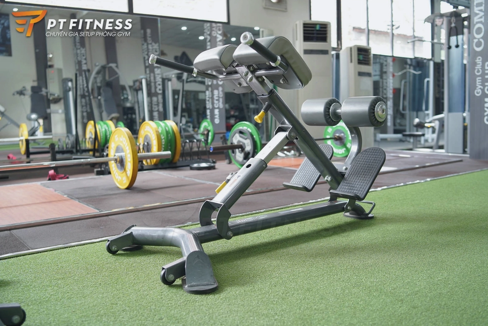 Ghế tập cơ lưng dưới Impulse IT7007 trong không gian phòng gym