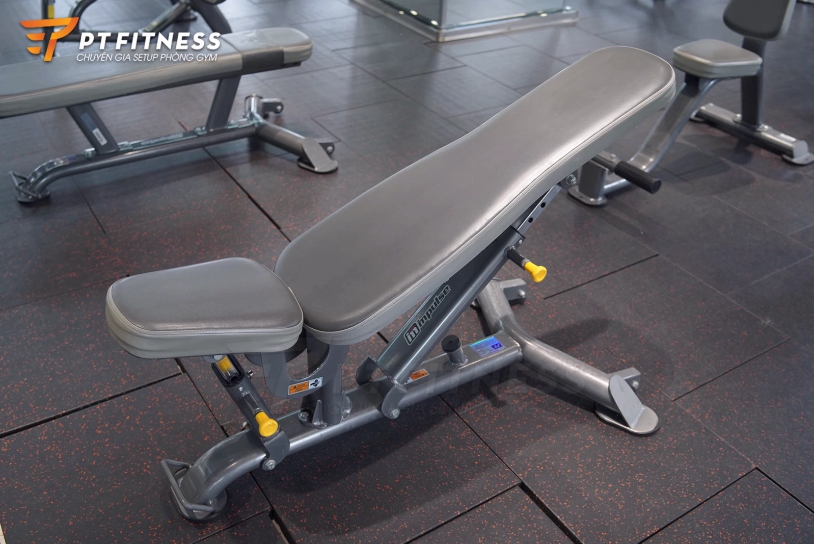 Ghế tập tạ điều chỉnh độ dốc Impulse IT7011 trong không gian phòng gym