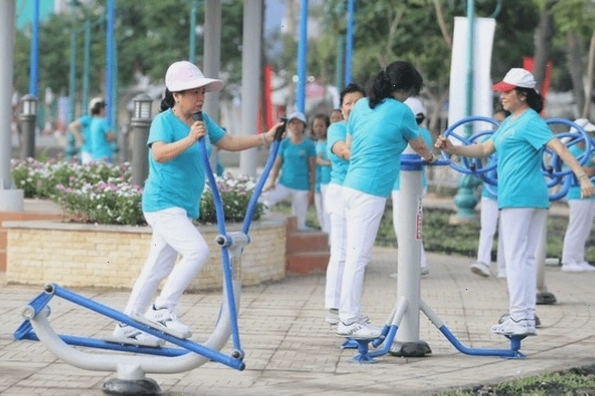 Gia đình cùng nhau tập luyện thể dục tại công viên