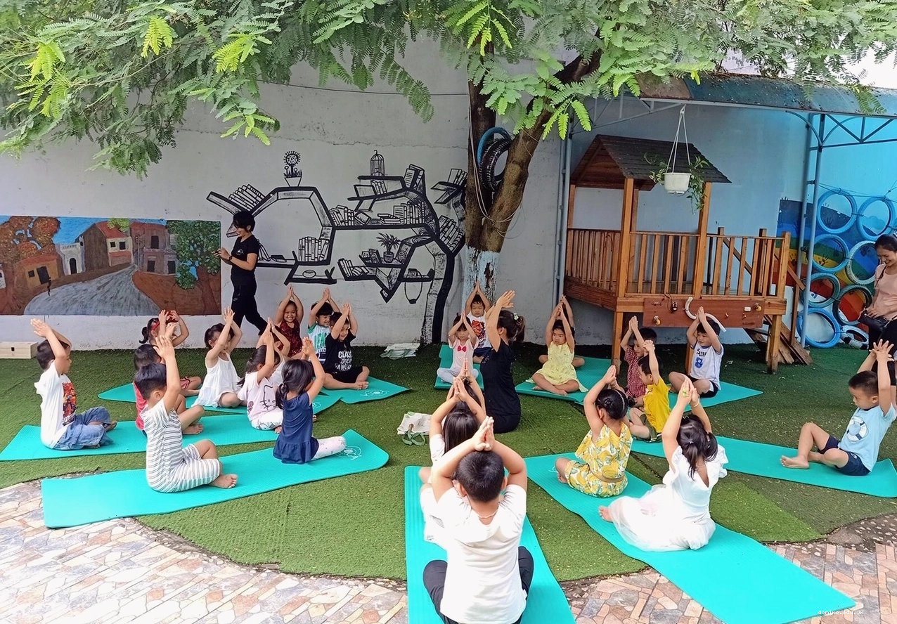 Gia đình cùng thực hành yoga kể chuyện