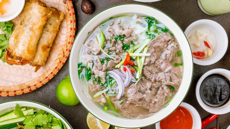 Giảm cân có nên ăn phở bò không? Chuyên gia giải đáp chi tiết