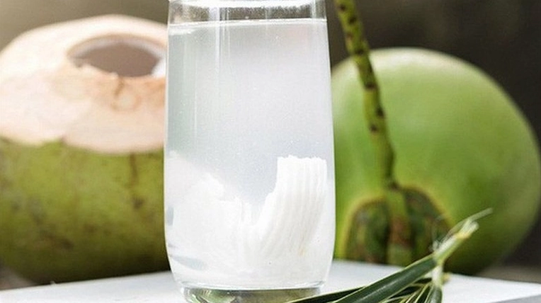 Giảm cân uống nước dừa được không: Lợi ích và lưu ý