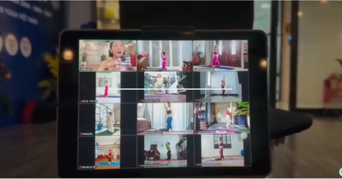 Giảng viên Luna Thái hướng dẫn tập yoga online
