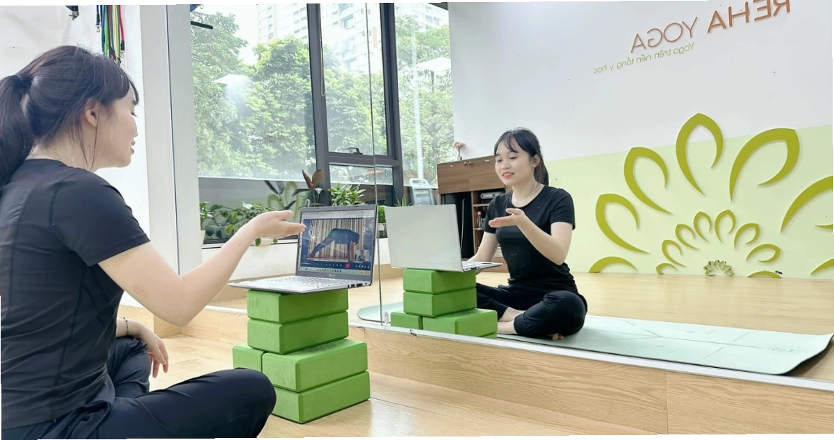 Giáo viên hướng dẫn lớp tập yoga online tại Reha.