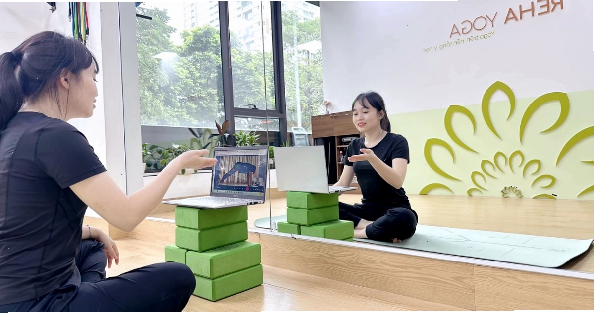 Giáo viên hướng dẫn lớp tập yoga online tại Reha