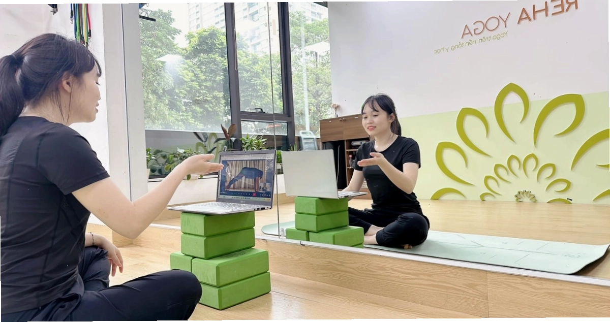 Giáo viên hướng dẫn lớp tập yoga online tại Reha