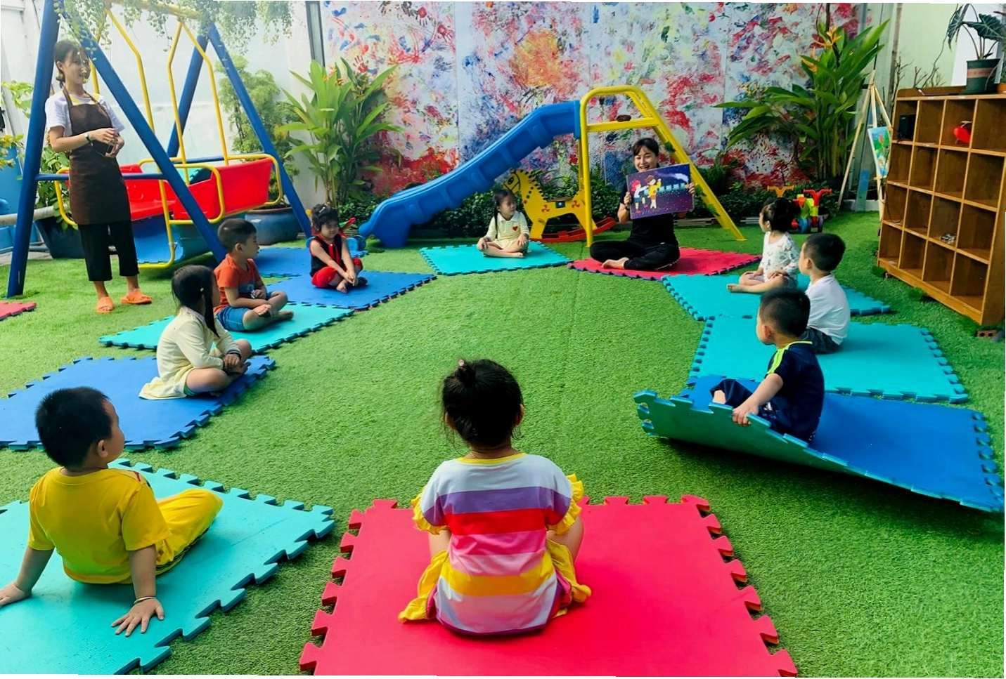 Giáo viên hướng dẫn trẻ thực hiện tư thế yoga trong câu chuyện