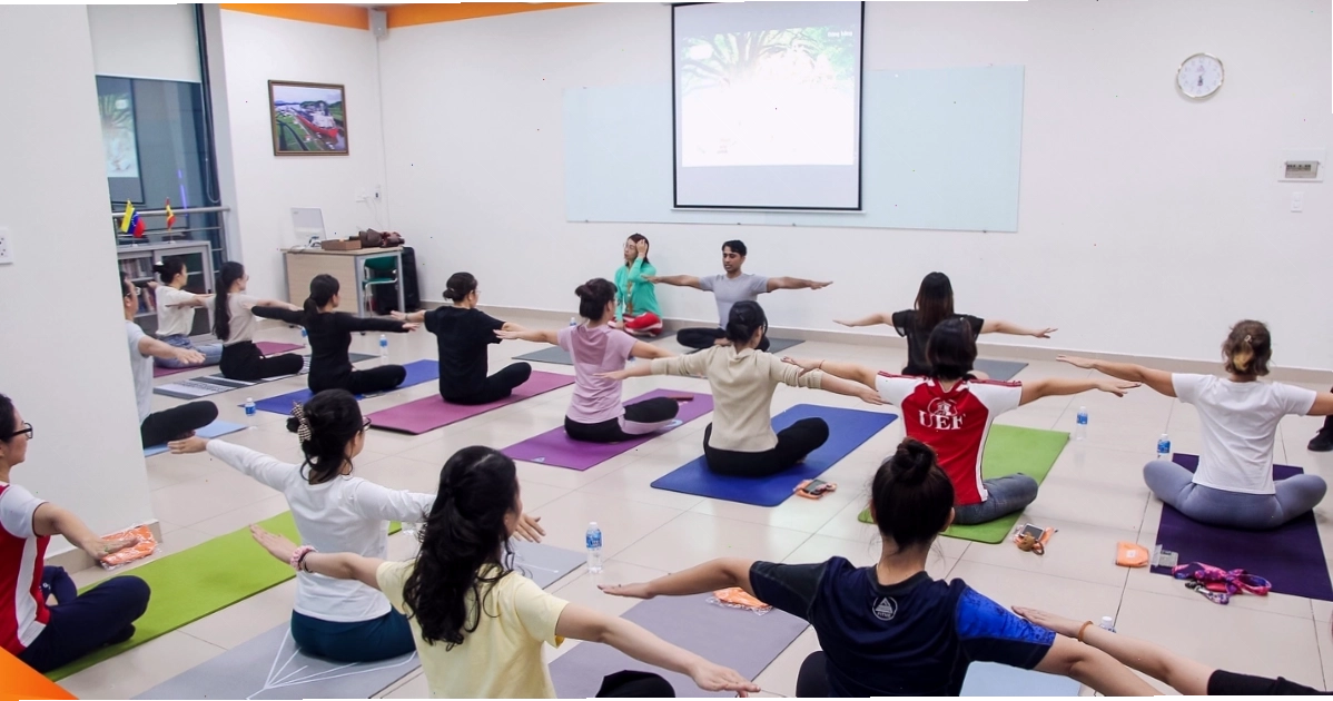 Giáo viên tại Reha Yoga hướng dẫn chi tiết từng động tác trong lớp yoga online