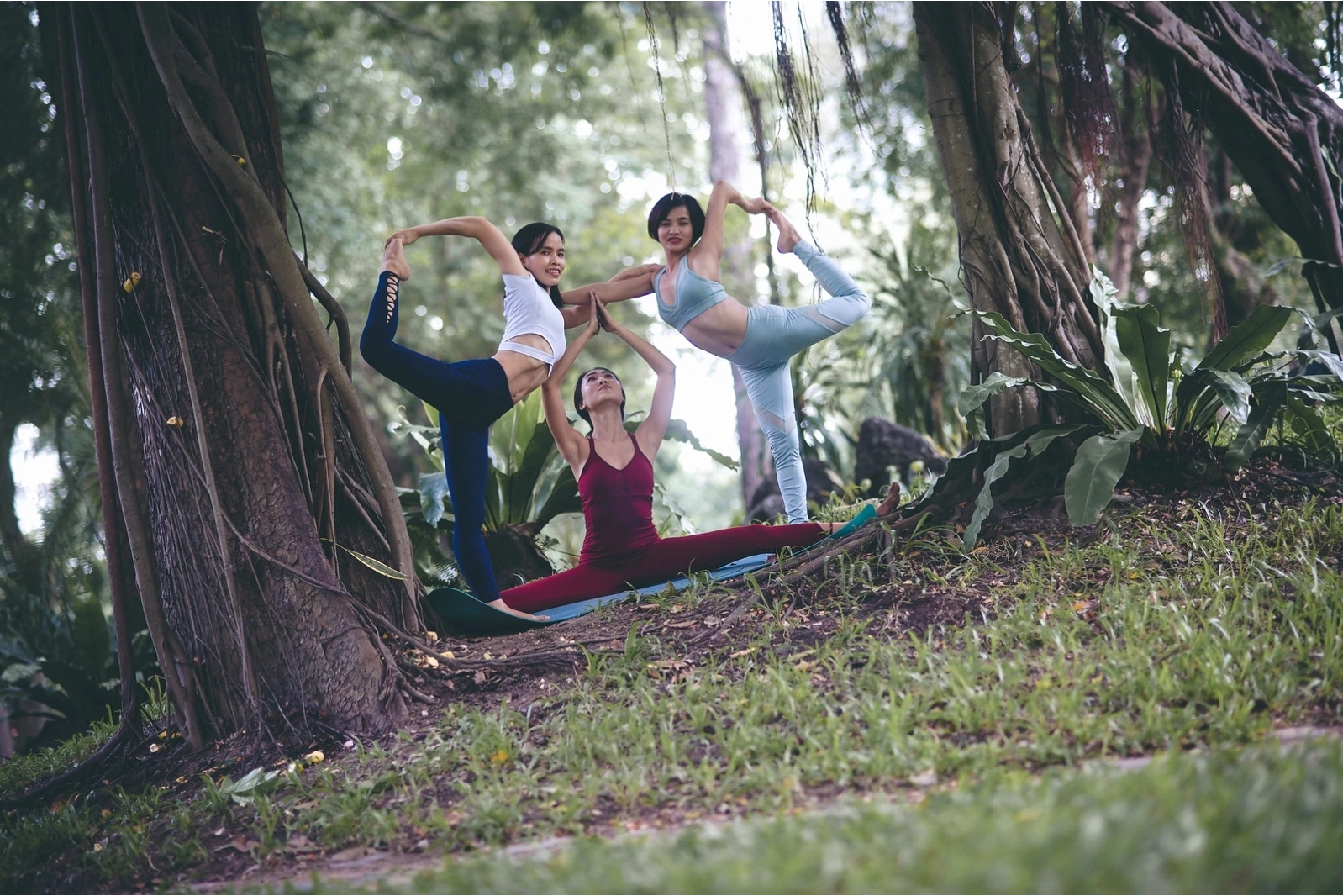 Góc chụp sáng tạo trong ảnh yoga nhóm tại HThao Studio