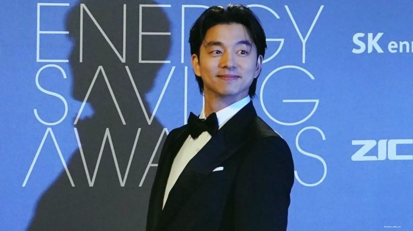 Gong Yoo tập luyện các bài tập ngực và vai tại phòng gym