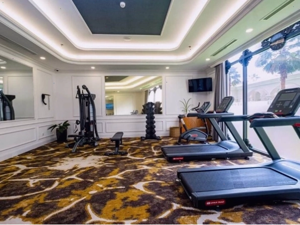 Gymer thực hiện bài tập với tạ tại Phú Gyming