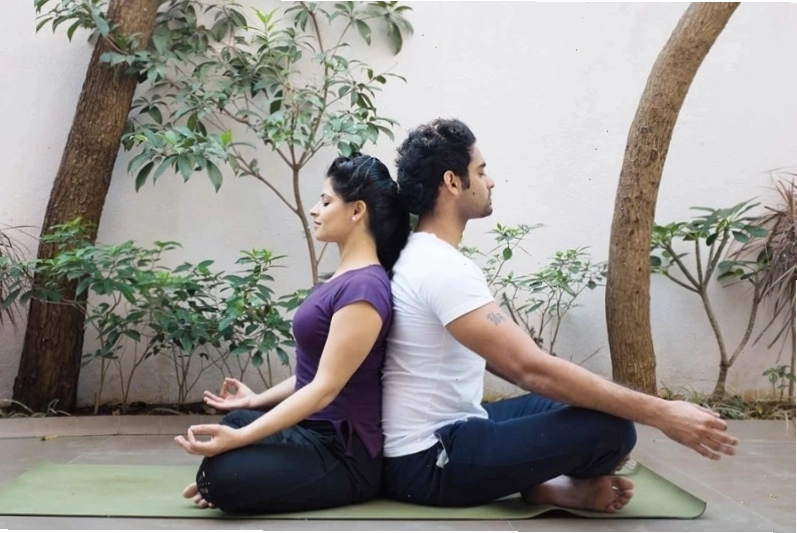 Hai người cười nói vui vẻ sau khi tập yoga đôi