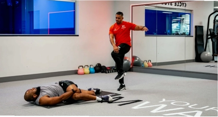 Hai người đang thực hiện các động tác giãn cơ khởi động