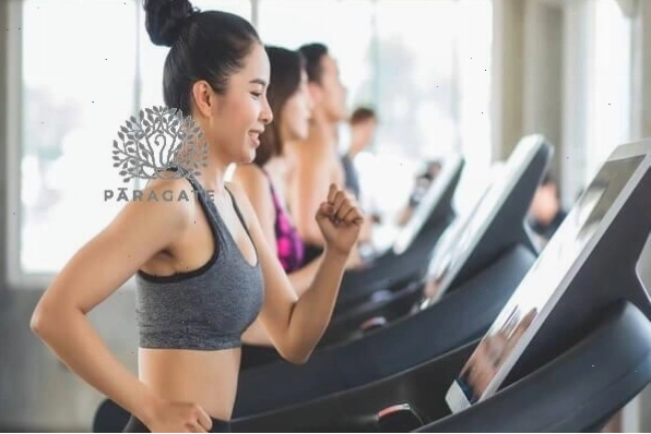Hai người phụ nữ tập luyện song song, một người tập gym, một người tập pilates