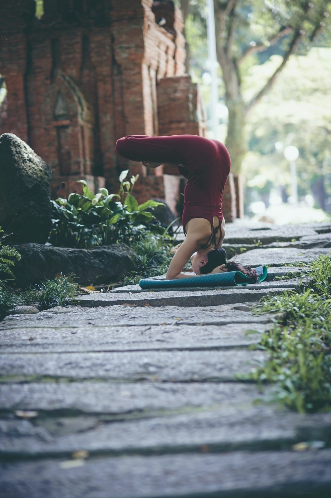 Hai người tập yoga tạo hình cây cầu đôi