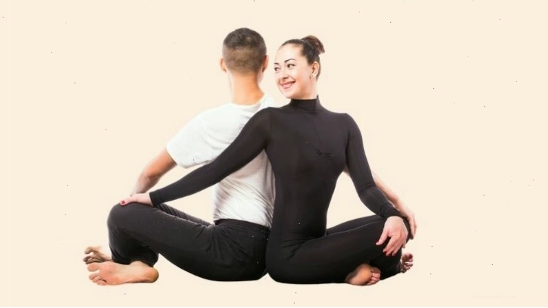 Hai người thực hiện tư thế Yoga đôi trong không gian yên tĩnh