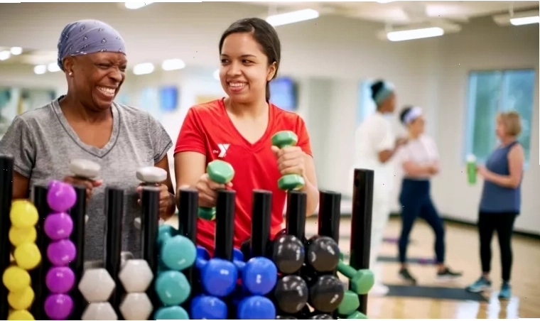 Hai phụ nữ nâng tạ tại phòng gym