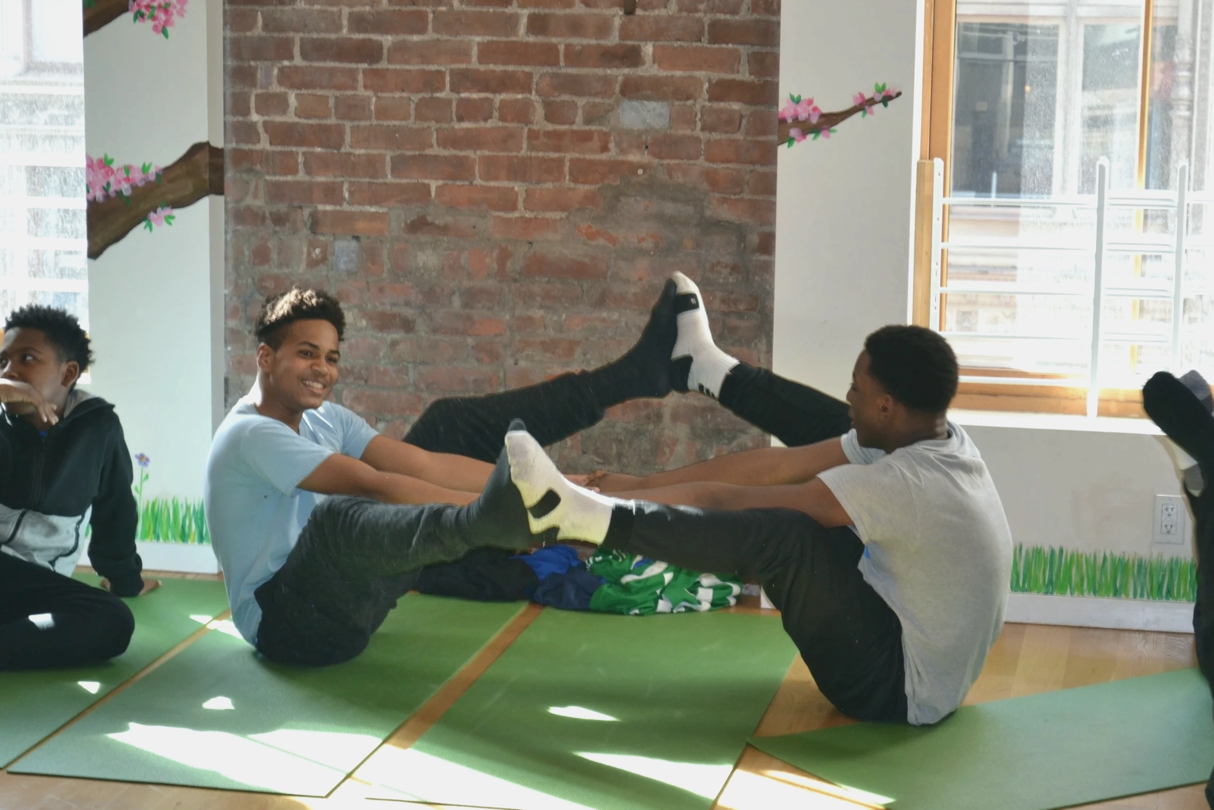 Hai trẻ em tập tư thế yoga đôi